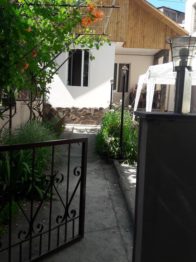 Ira & Vaso'S Guest House Borjomipark ภายนอก รูปภาพ
